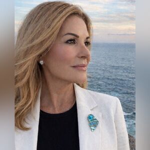 Beautiful conch shell gold tone metal enamel covered in rhinestones pin brooch